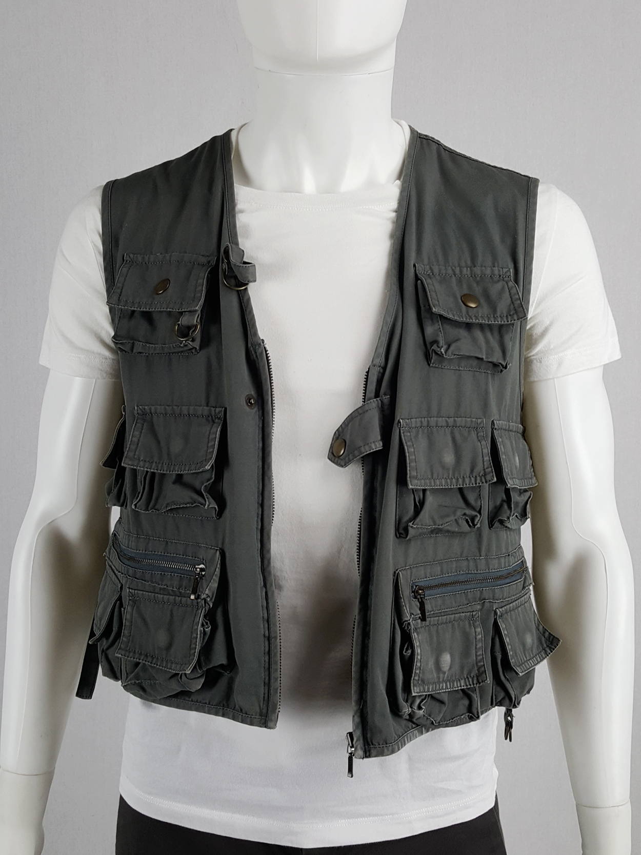 Tokio Kumagaï khaki green fishing vest with multiple cargo pockets 