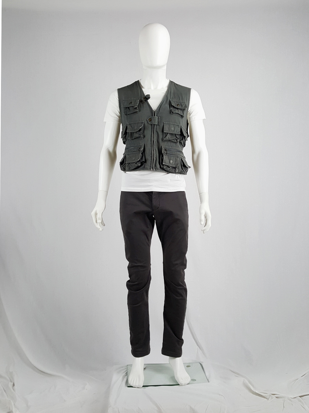 Tokio Kumagaï khaki green fishing vest with multiple cargo pockets 