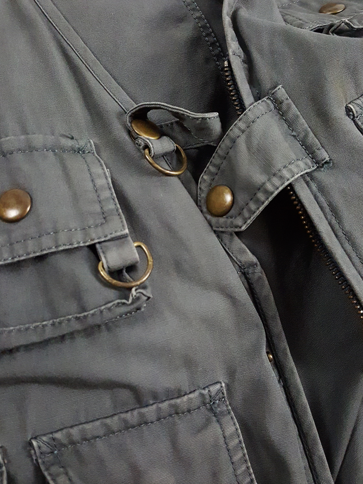 Tokio Kumagaï khaki green fishing vest with multiple cargo pockets 