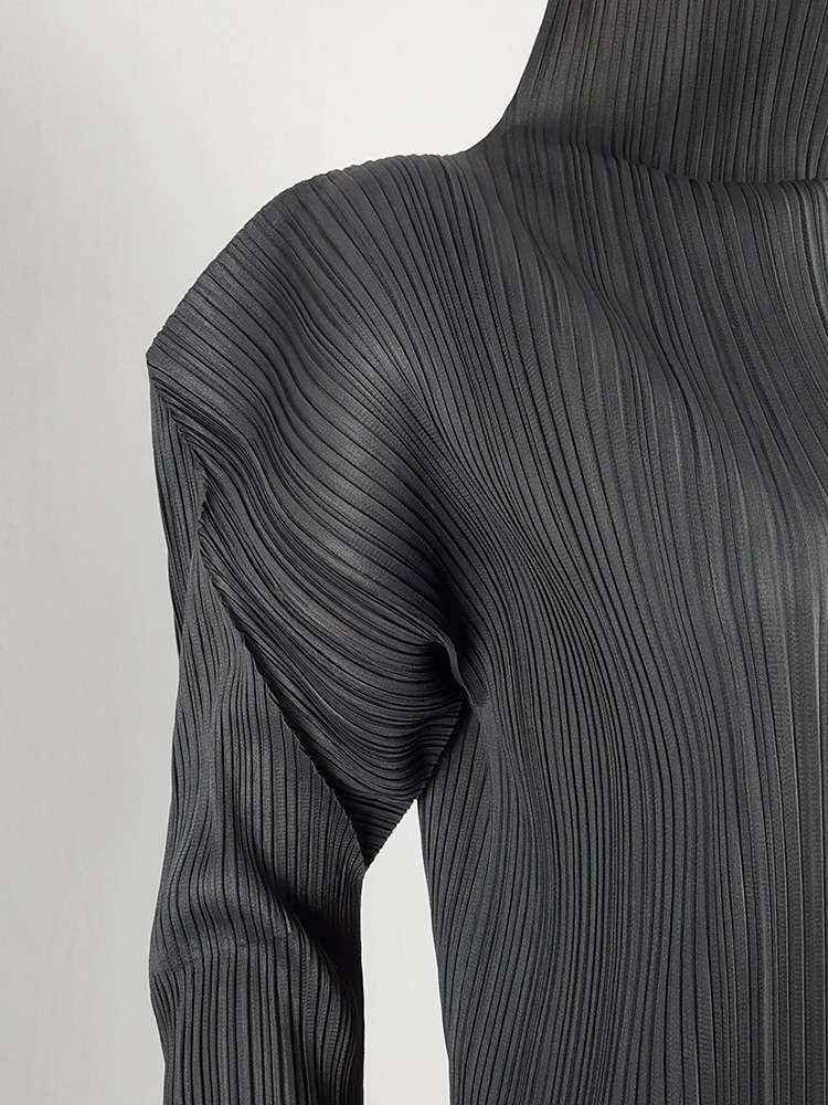 PLEATS PLEASE ISSEY MIYAKE トップス(ダークグレー) Pleats Please Issey Miyake Gray Monthly Colors May T-Shirt