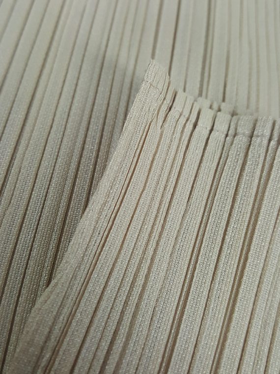 定価以下PLEATSPLEASE ISSEY MIYAKE BEIGE KNIT MONTHLY COLORS : JULY – ISSEY MIYAKE ONLINE STORE