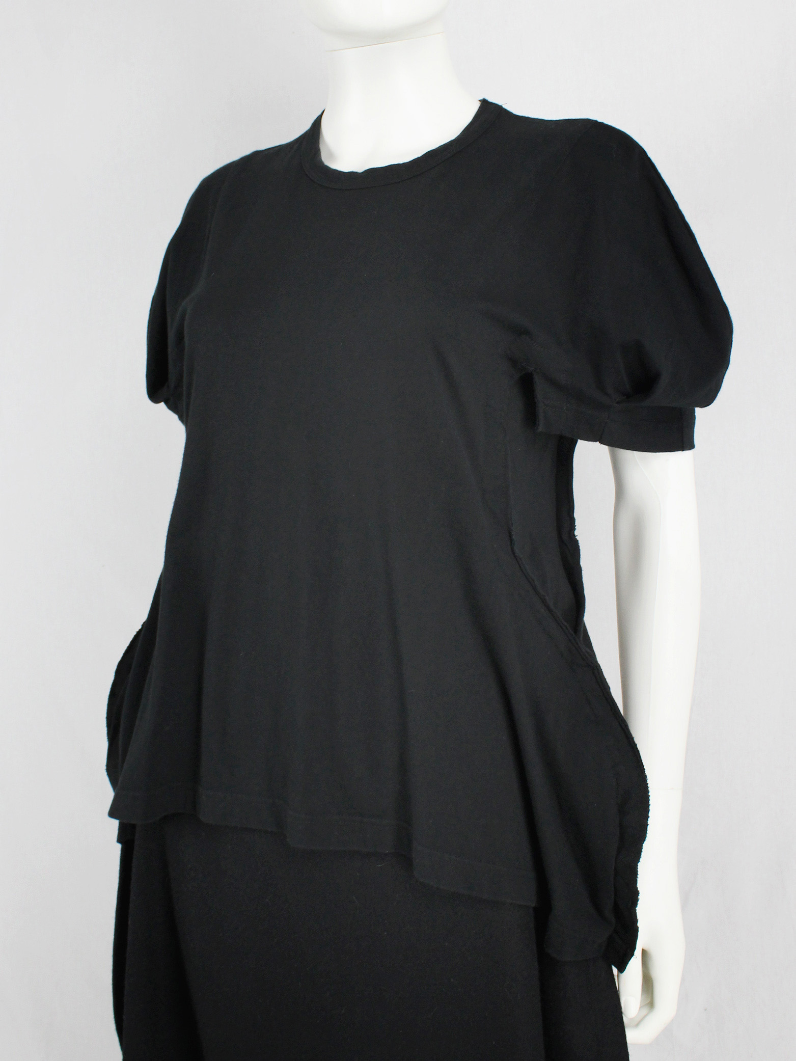 Comme des Garçons black rounded t-shirt with puff sleeves — spring