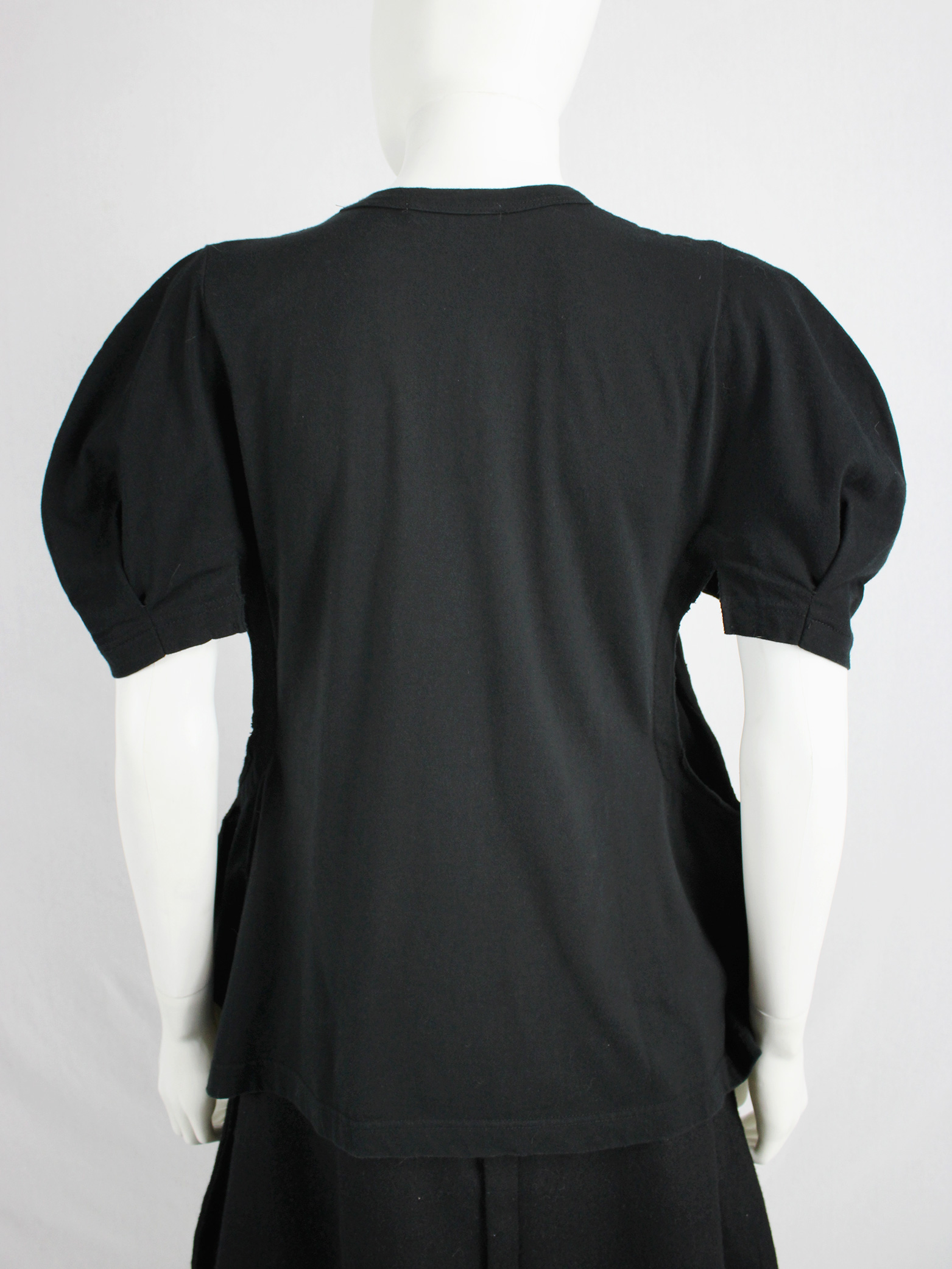 Comme des Garçons black rounded t-shirt with puff sleeves — spring