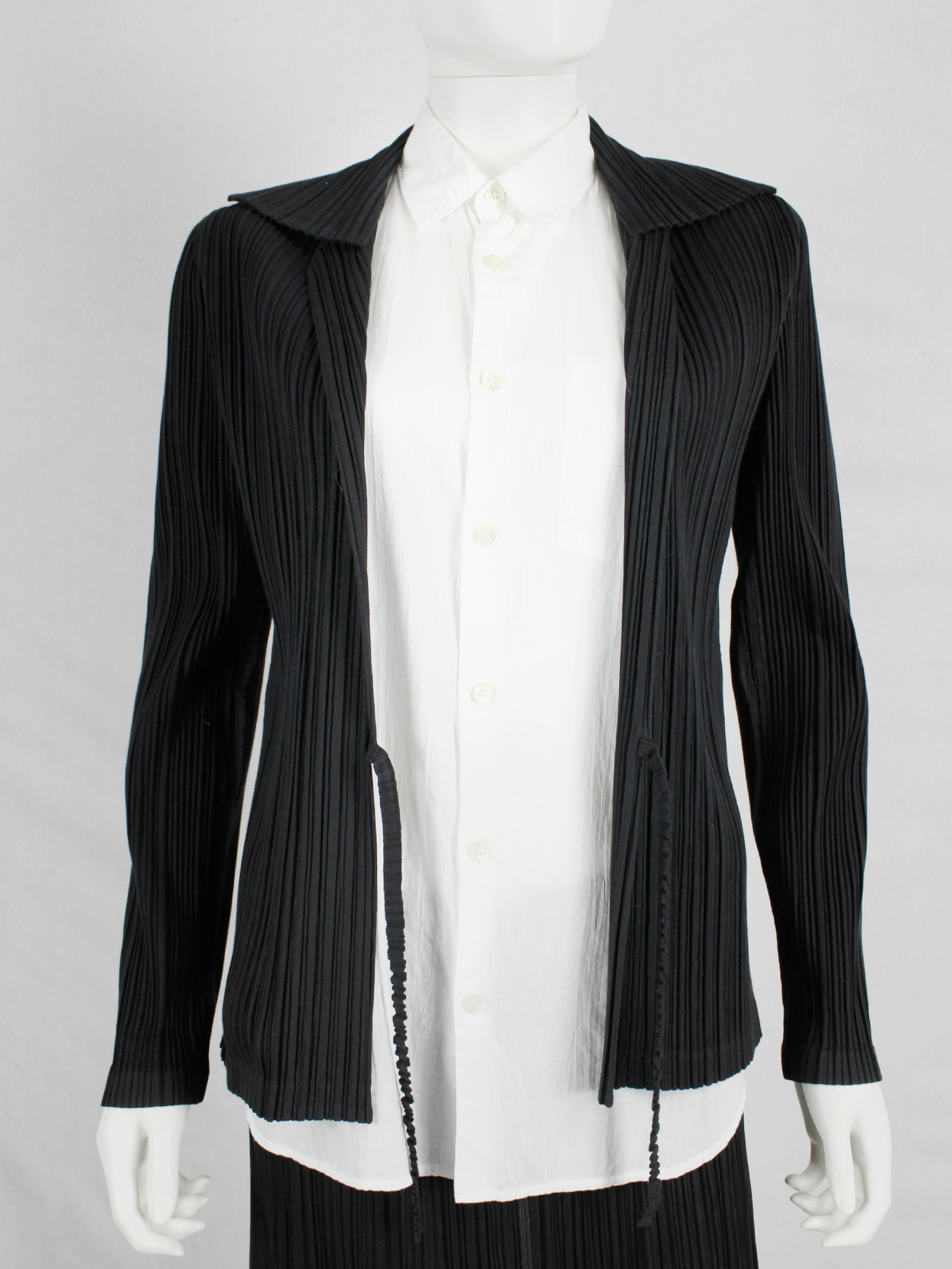 PLEATS PLEASE!　カーディガン ブラックとホワイト　イッセイミヤケ Issey Miyake Pleats Please black pleated cardigan with