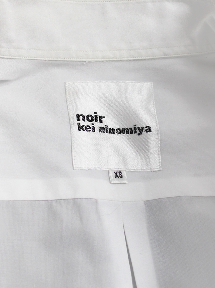 Noir Kei Ninomiya white shirt with chain and large pearls on