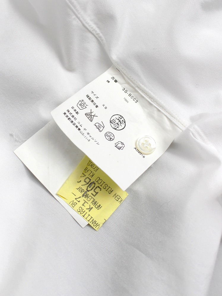 Noir Kei Ninomiya white shirt with chain and large pearls on