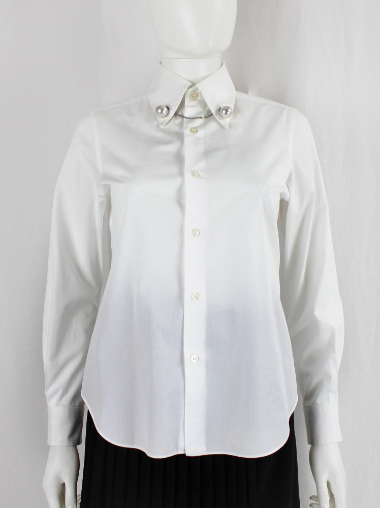 Noir Kei Ninomiya white shirt with chain and large pearls on