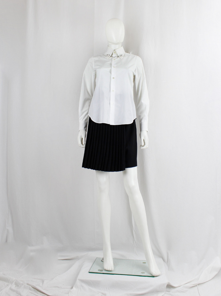 Noir Kei Ninomiya white shirt with chain and large pearls on