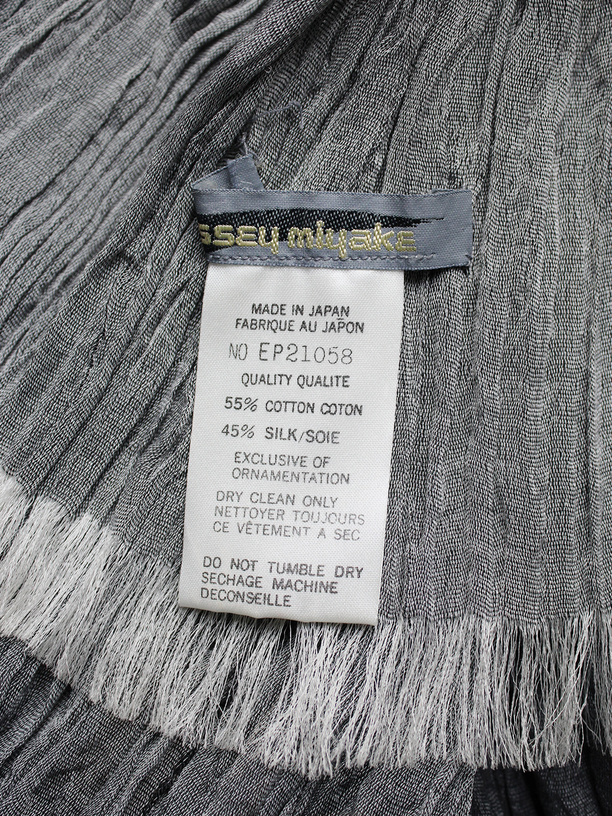 Issey Miyake grey ombre scarf with wrinkled pleats — 1980's