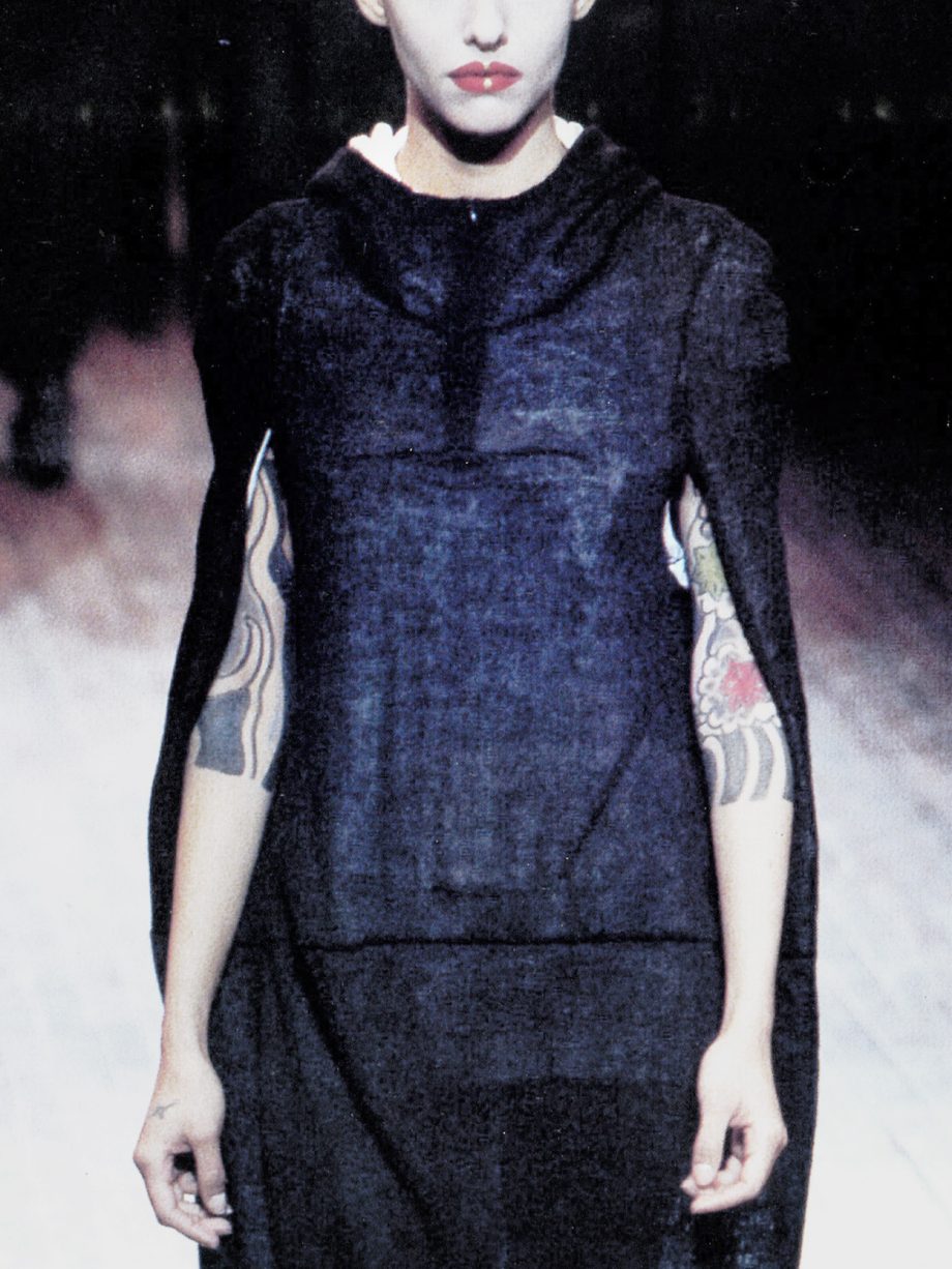 初期 JUNYA WATANABE Comme des Garçons 1996 Junya Watanabe black cocoon poncho with front slits — fall