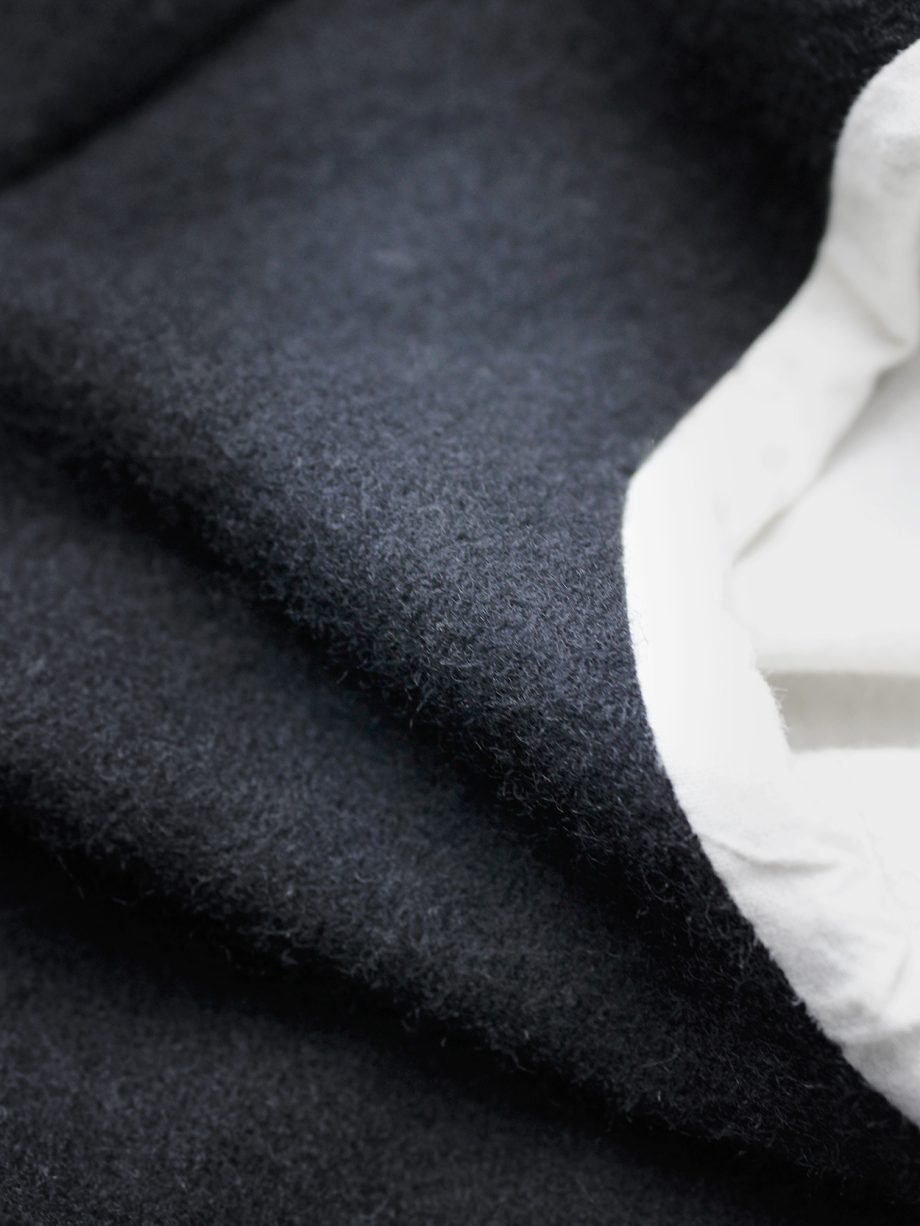 初期 JUNYA WATANABE Comme des Garçons 1996 Junya Watanabe black cocoon poncho with front slits — fall