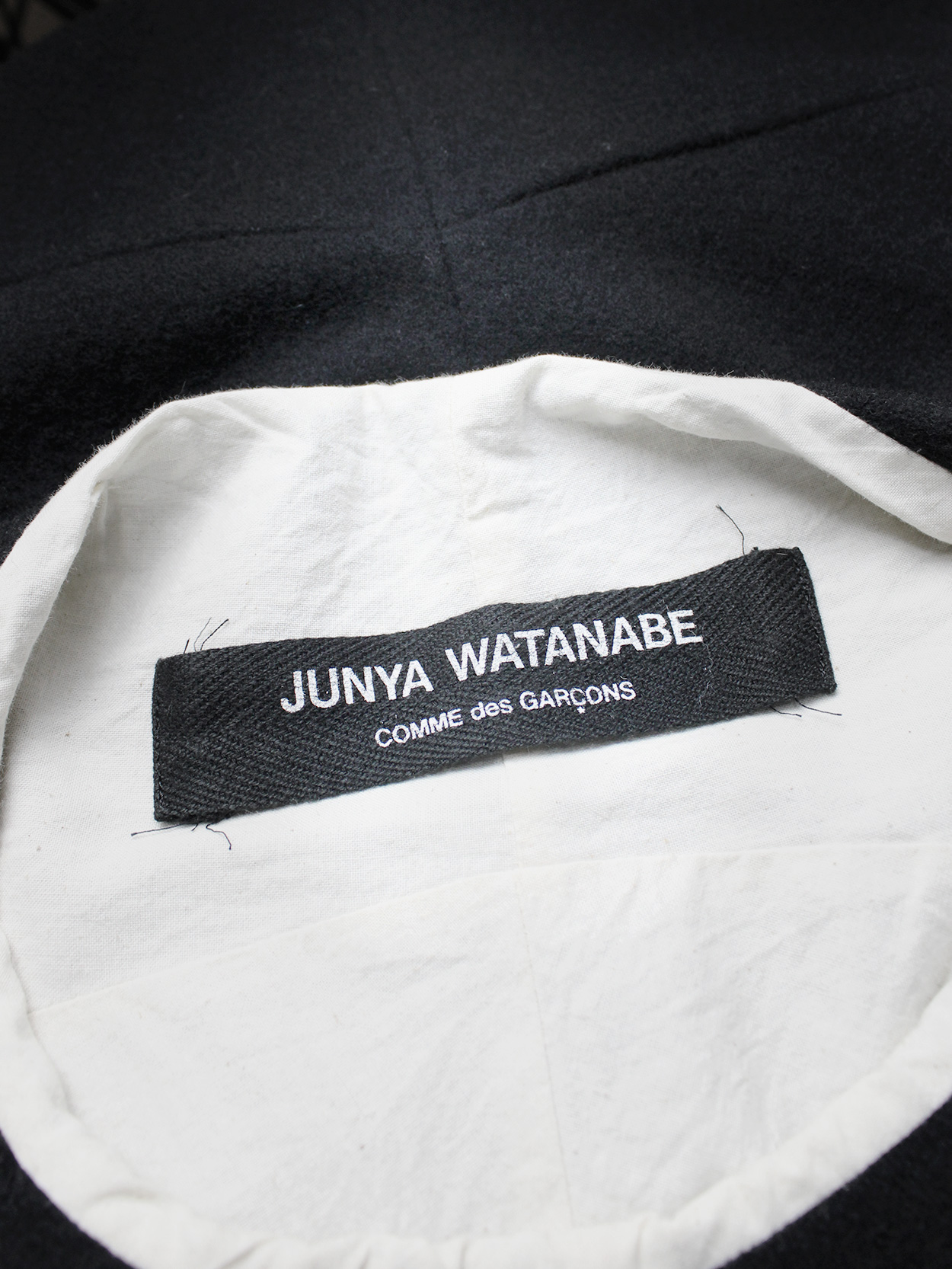 初期 JUNYA WATANABE Comme des Garçons 1996 Junya Watanabe black cocoon poncho with front slits — fall