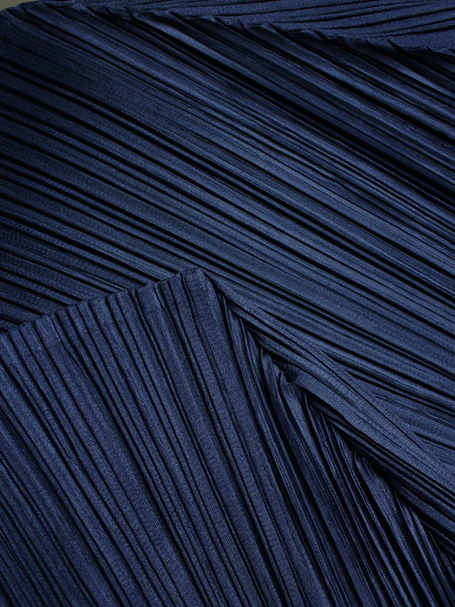vaniitas Issey Miyake Pleats Please dark blue t-shirt with square shoulders 3139