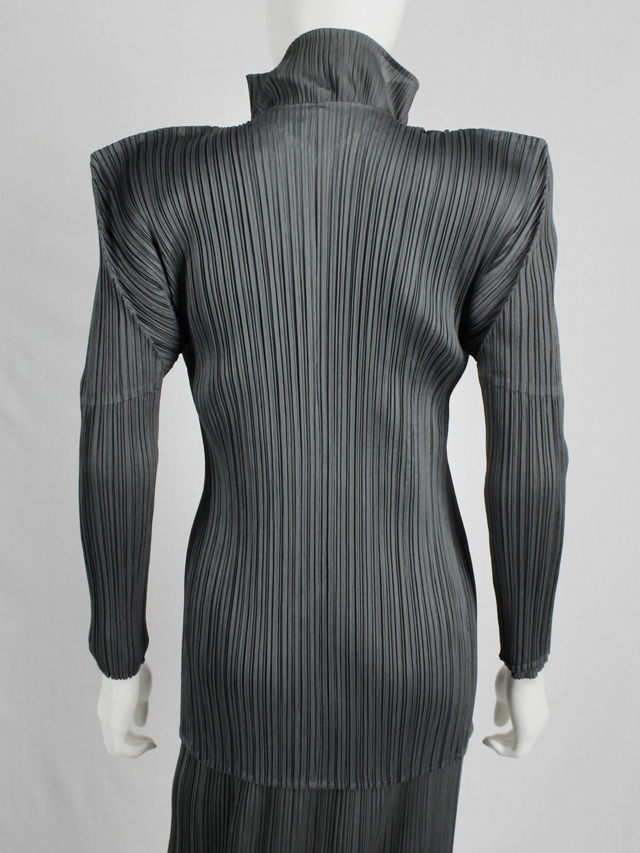 PLEATS PLEASE ISSEY MIYAKE PAUSE カーディガン NEW COLORFUL BASICS 4 – ISSEY MIYAKE ONLINE STORE