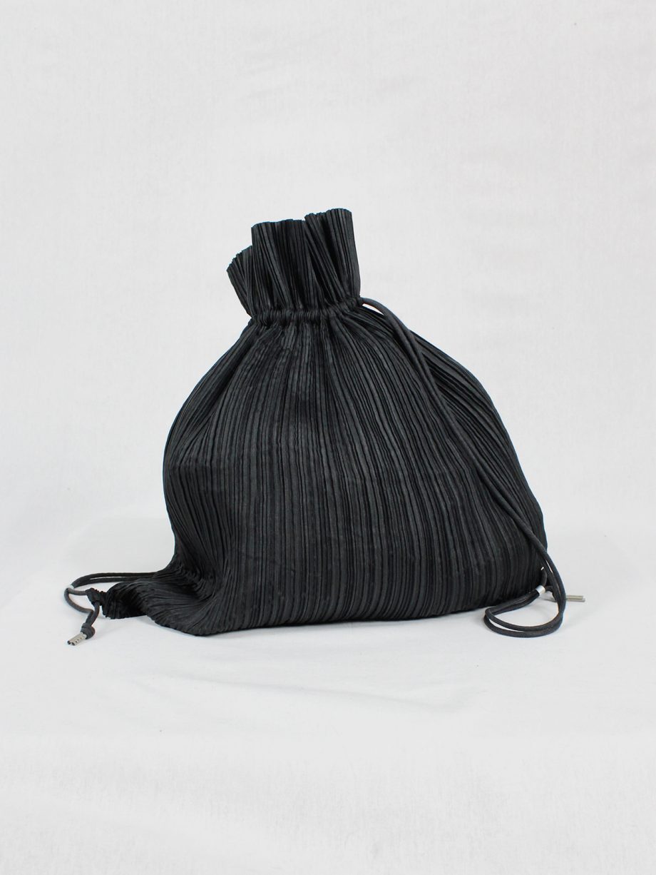 バッグ issey miyake Black Pleated Versatile Bag Issey Miyake black pleated drawstring backpack - VANIITAS