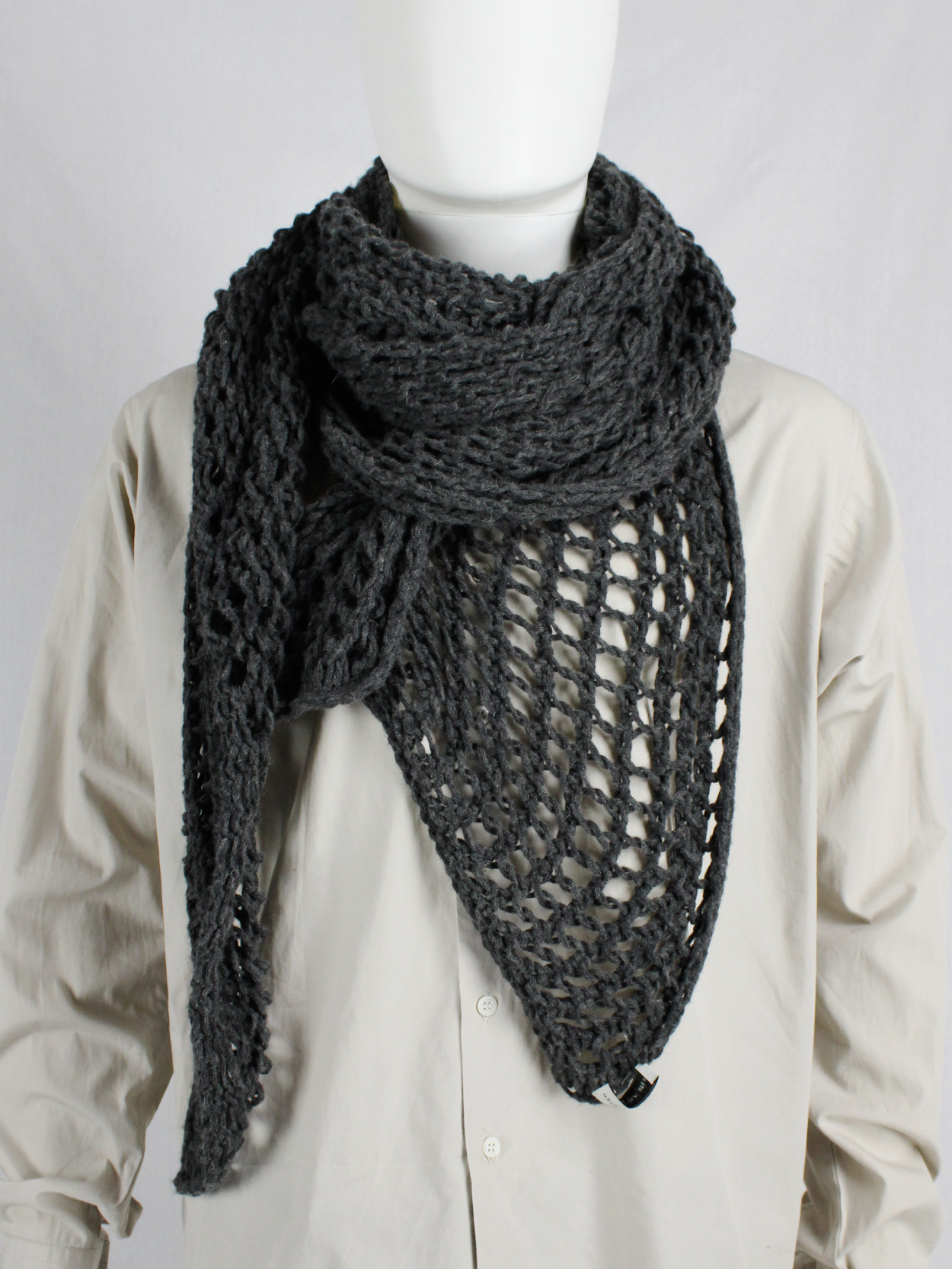 マフラー・ストール Dries Van Noten Dries Van Noten Scarfs (012201 7704514) Dries Van Noten grey scarf in an oversized fishnet knit