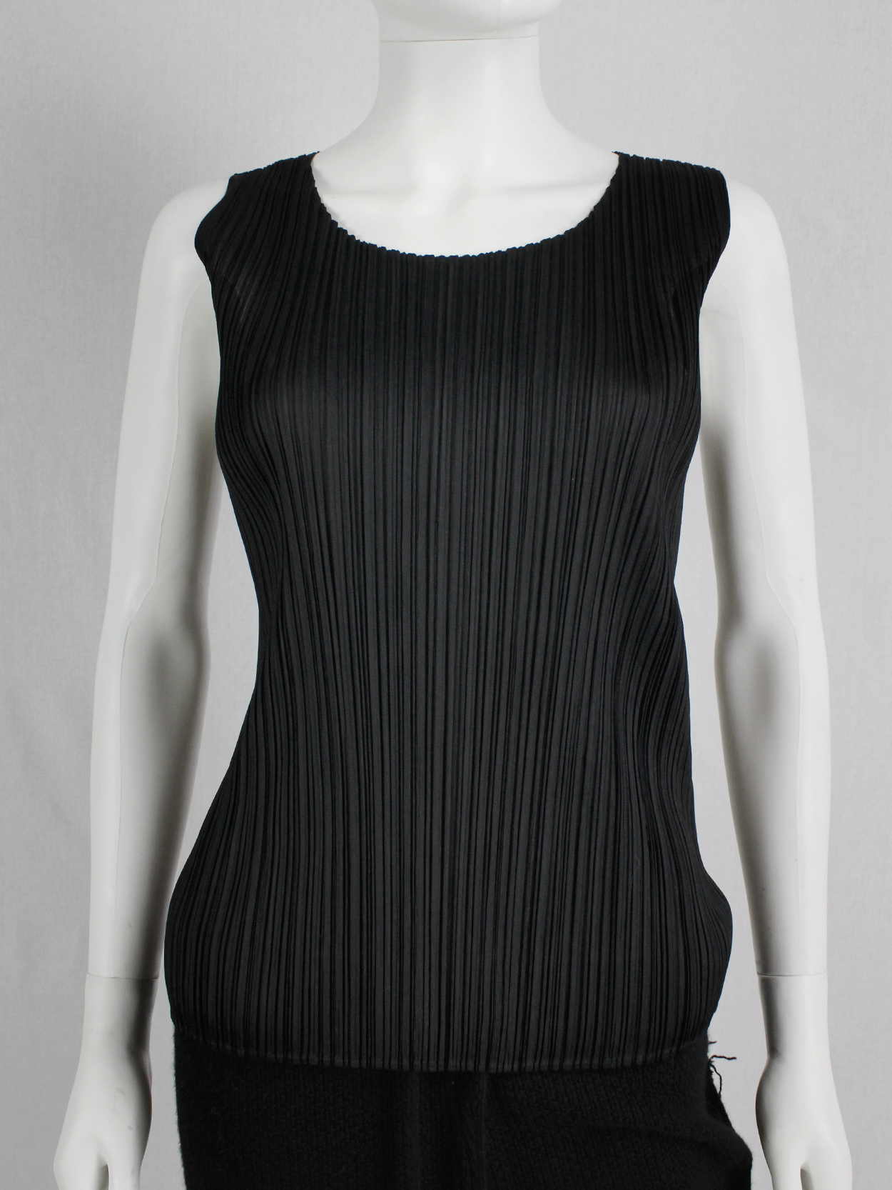 イッセイミヤケ PLEATS PLEASE トップス 黒 Pleats Please Issey Miyake Pleated Top | ブラック | FARFETCH JP