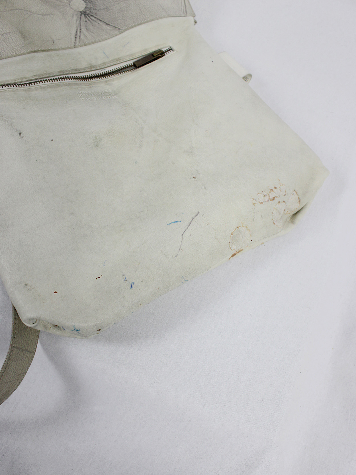 Maison Martin Margiela white bag with trompe-l'oeil of a Maison Martin Margiela white bag with trompe-l'oeil of a