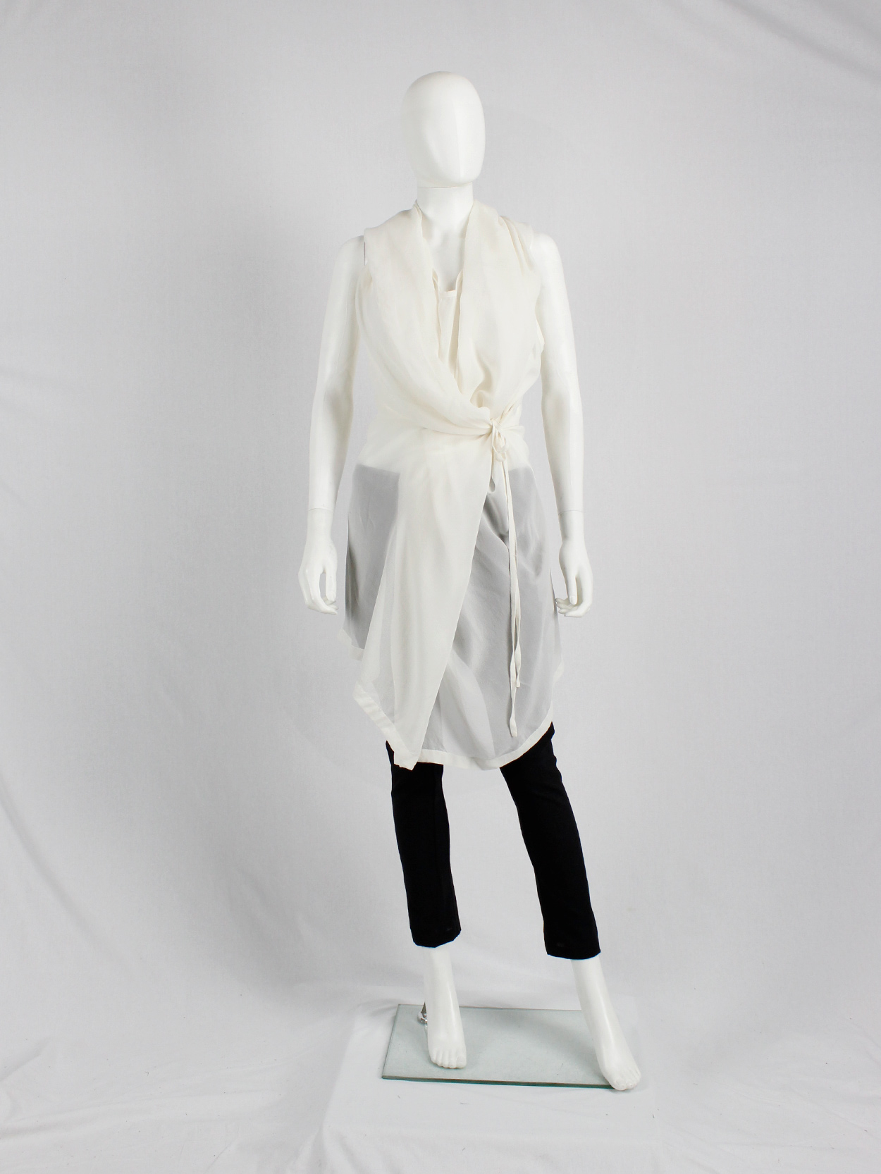 ANN DEMEULEMEESTER チュニック Ann Demeulemeester white sleeveless draped tunic with hood