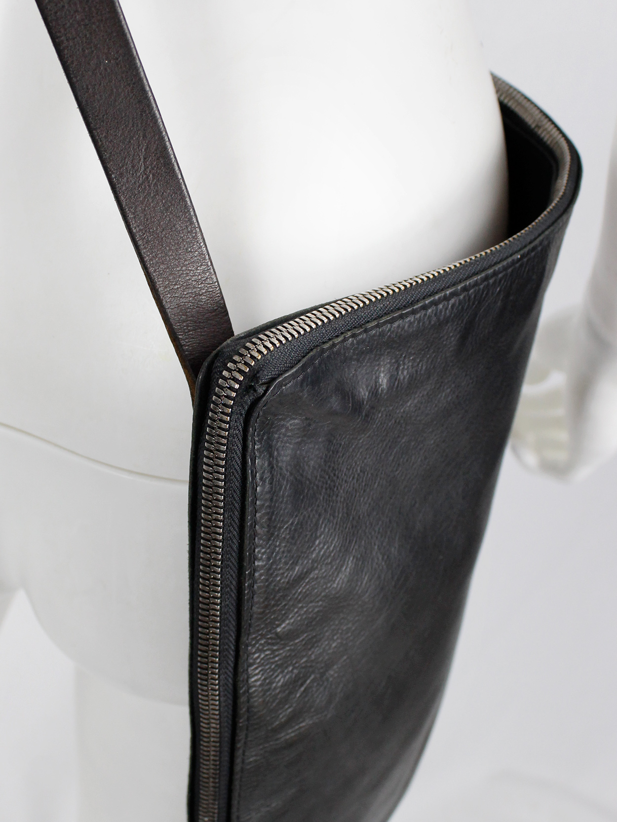 Nico Uytterhaegen black leather cross-body saddle bag - V A N II T A S