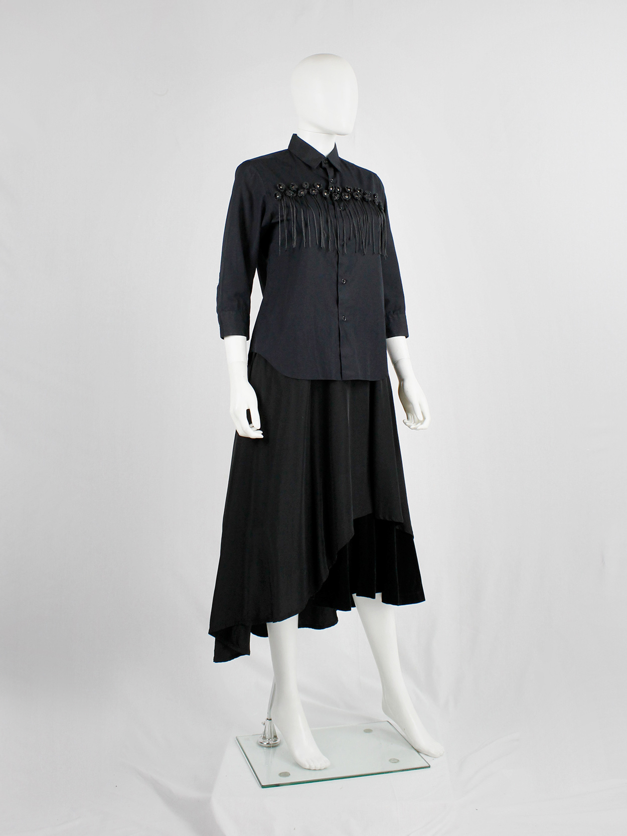 Noir Kei Ninomiya black shirt with knit flowers and thread fringes