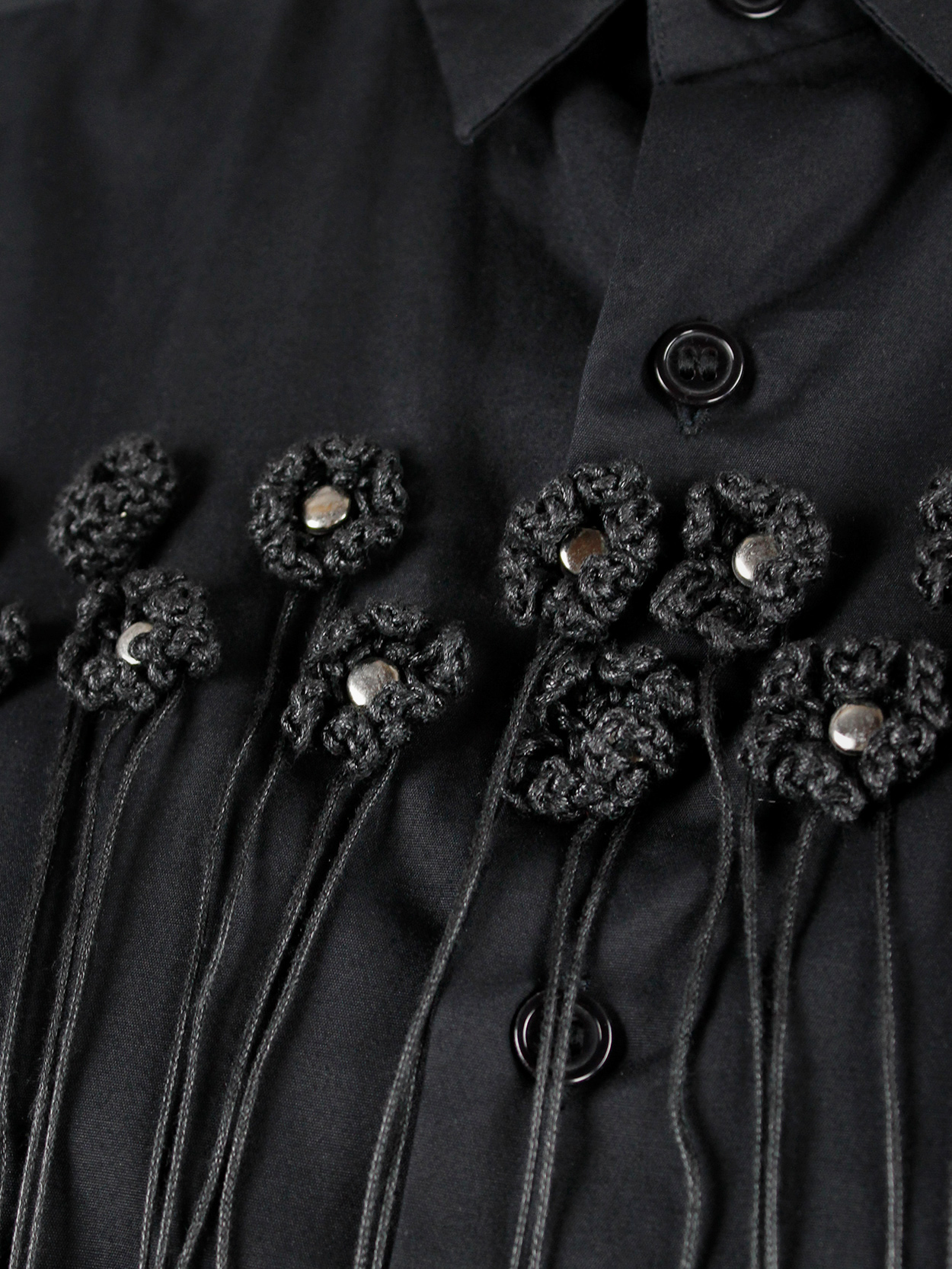 Noir Kei Ninomiya black shirt with knit flowers and thread fringes 