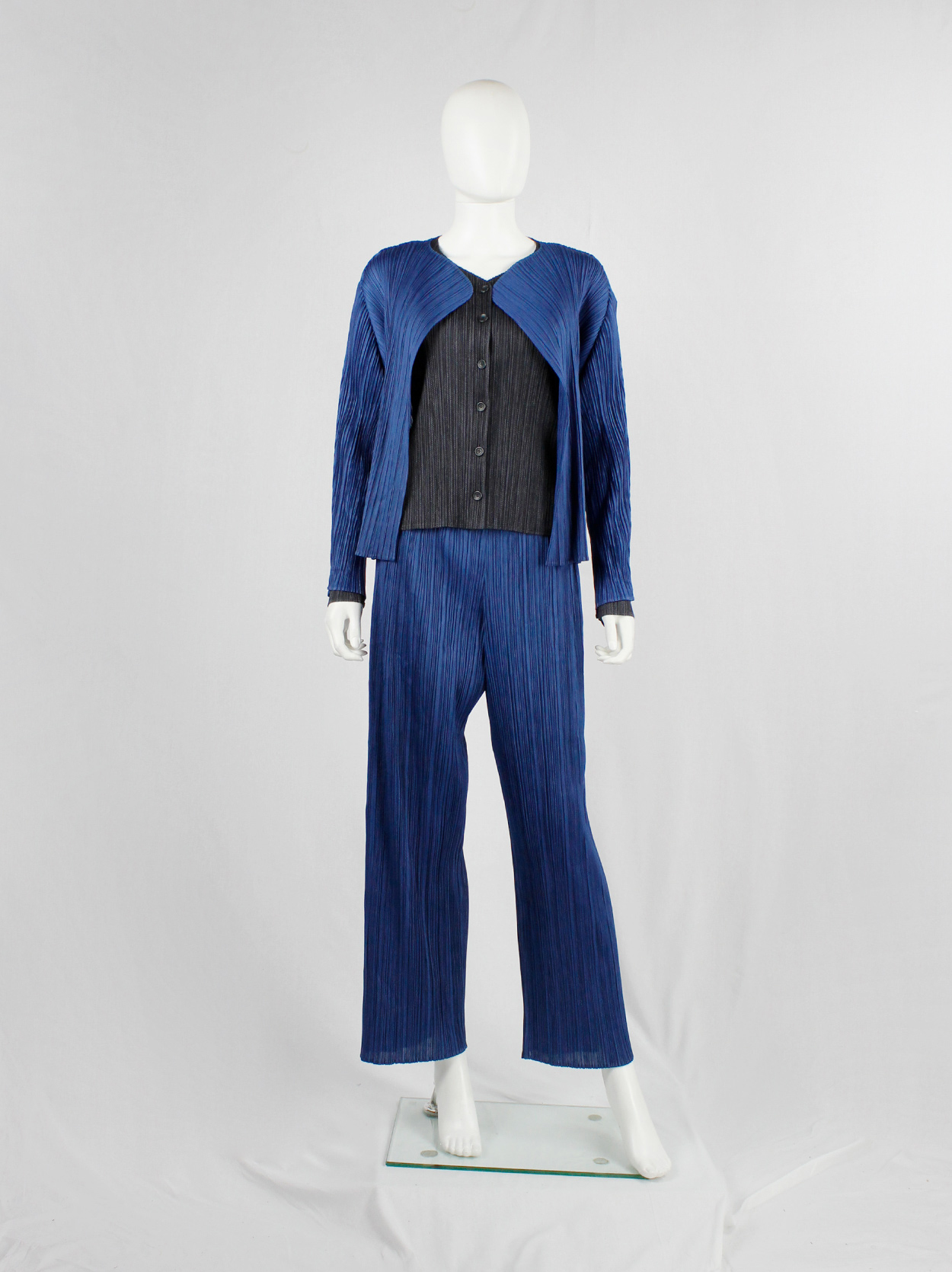 国内買付 PLEATS PLEASE ISSEY MIYAKE TWINKLE Issey Miyake Pleats Please bright blue cardigan with curved