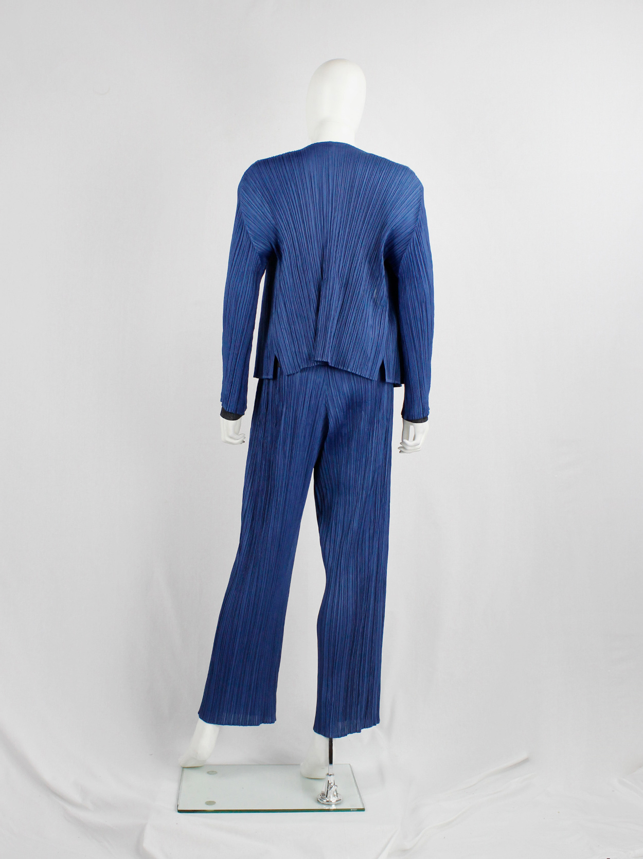 ISSEY MIYAKE PLEATS PLEASE プルオーバー Issey Miyake Pleats Please bright blue cardigan with curved open