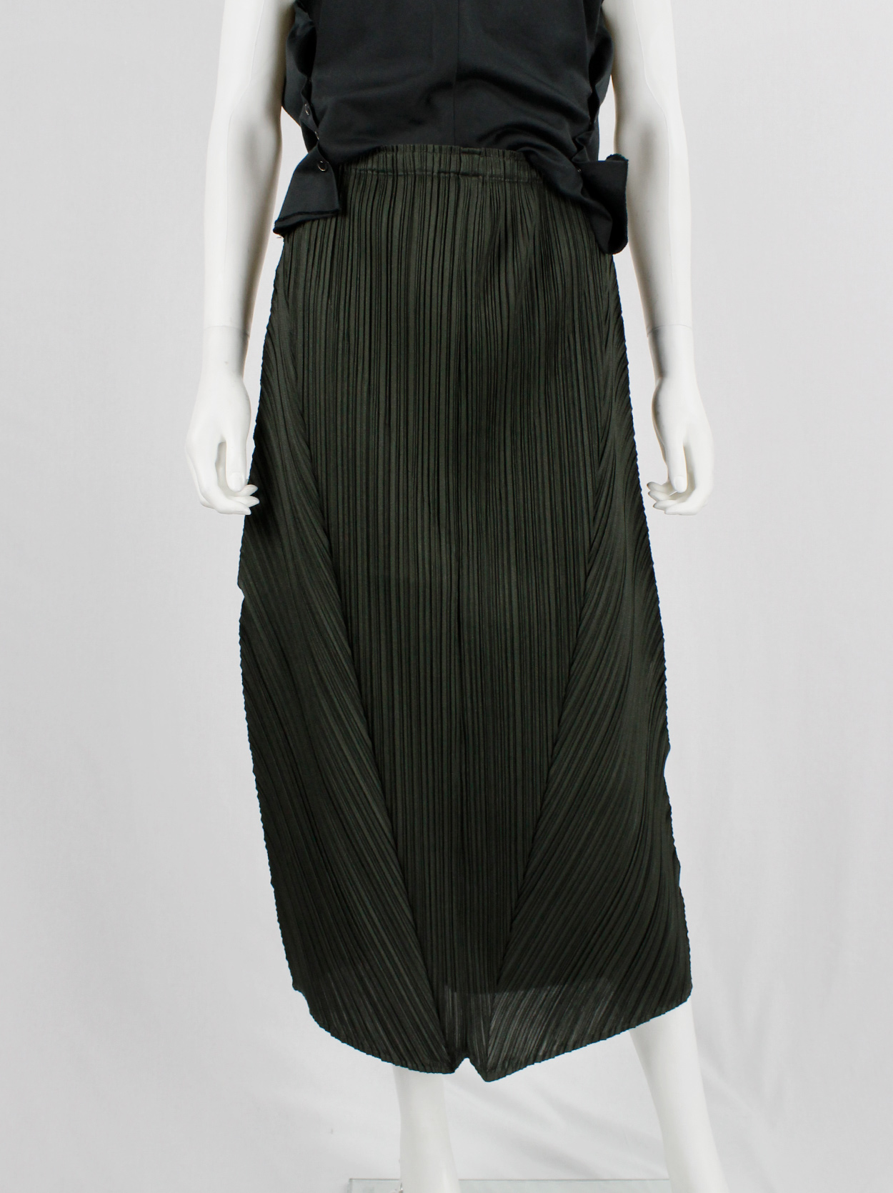 Issey Miyake Pleats Please green curved skirt with triangular 