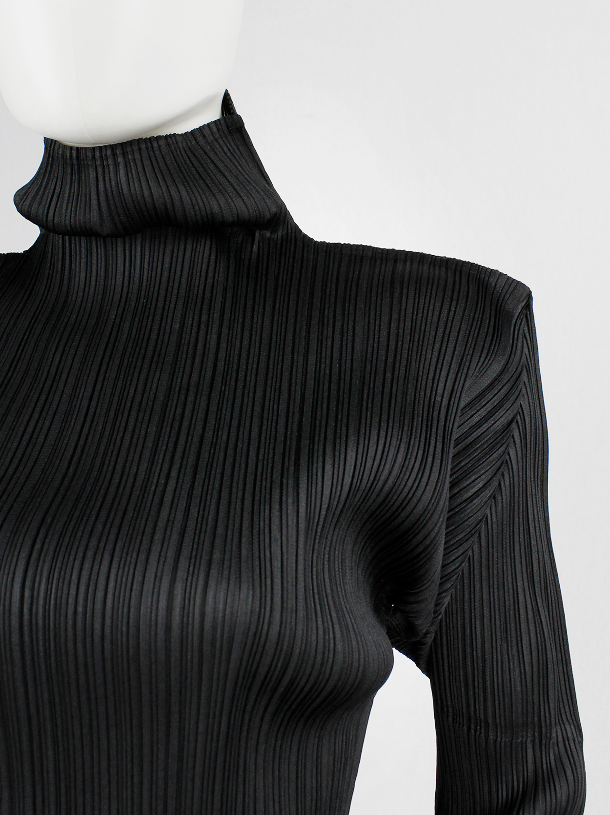 トップス ISSEY MIYAKE Pleated high neck cut sew BASICS – ISSEY MIYAKE ONLINE STORE