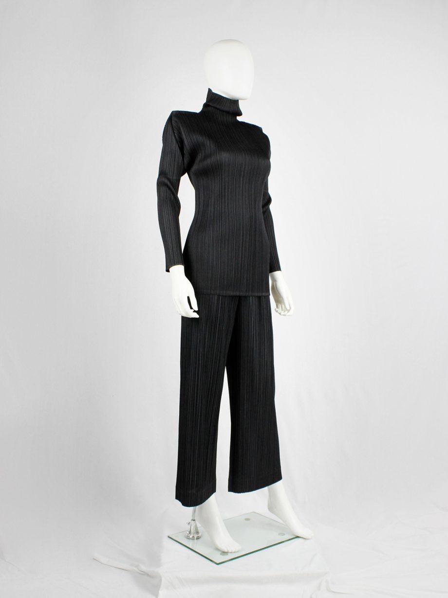 ISSEY MIYAKE PLEATS PLEA パンツ 黒 ブラック FINE KNIT PLEATS BLACK PANTS – ISSEY MIYAKE ONLINE STORE
