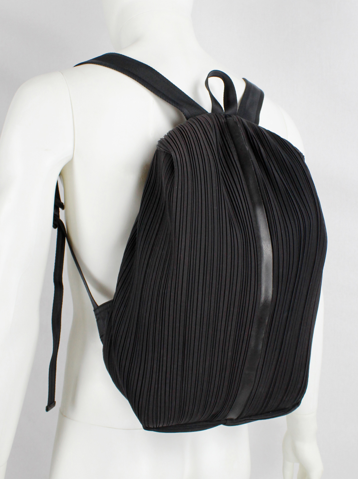 バッグ PLEASE ISSEY MIYAKE OVALPLEATS BACKPACK Issey Miyake Pleats Please dark eggplant backpack with fine pleats
