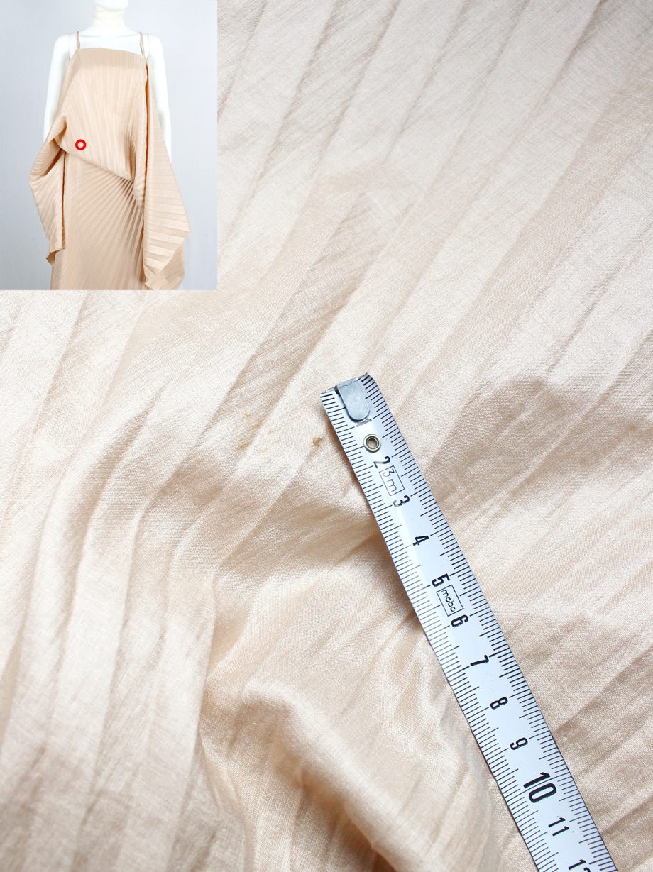 af Vandevorst salmon draped backless dress with accordeon pleats spring 2008 (16)