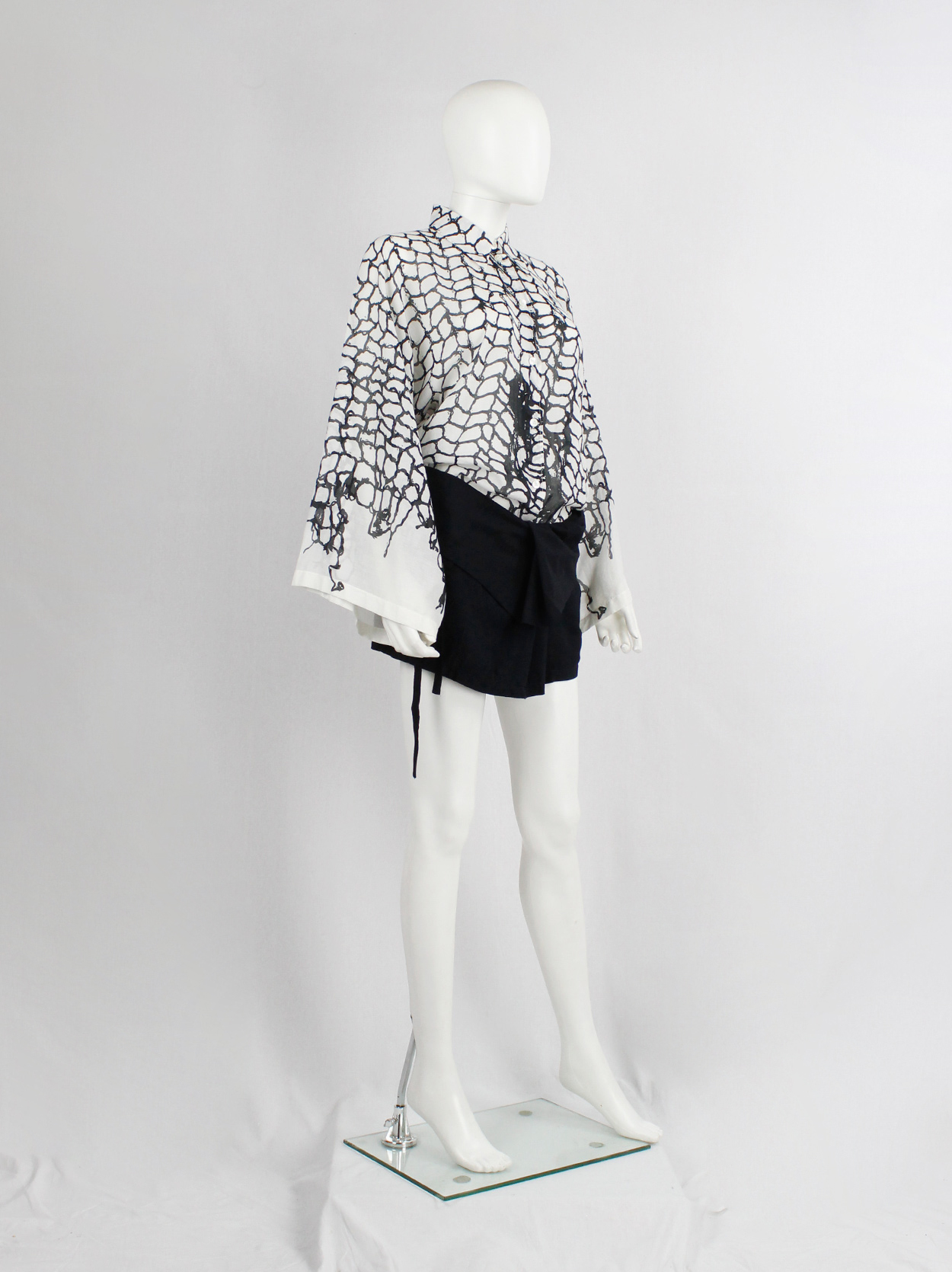 トップス Ann Demeulemeester 2011aw cutsew Ann Demeulemeester white shirt with black netting print