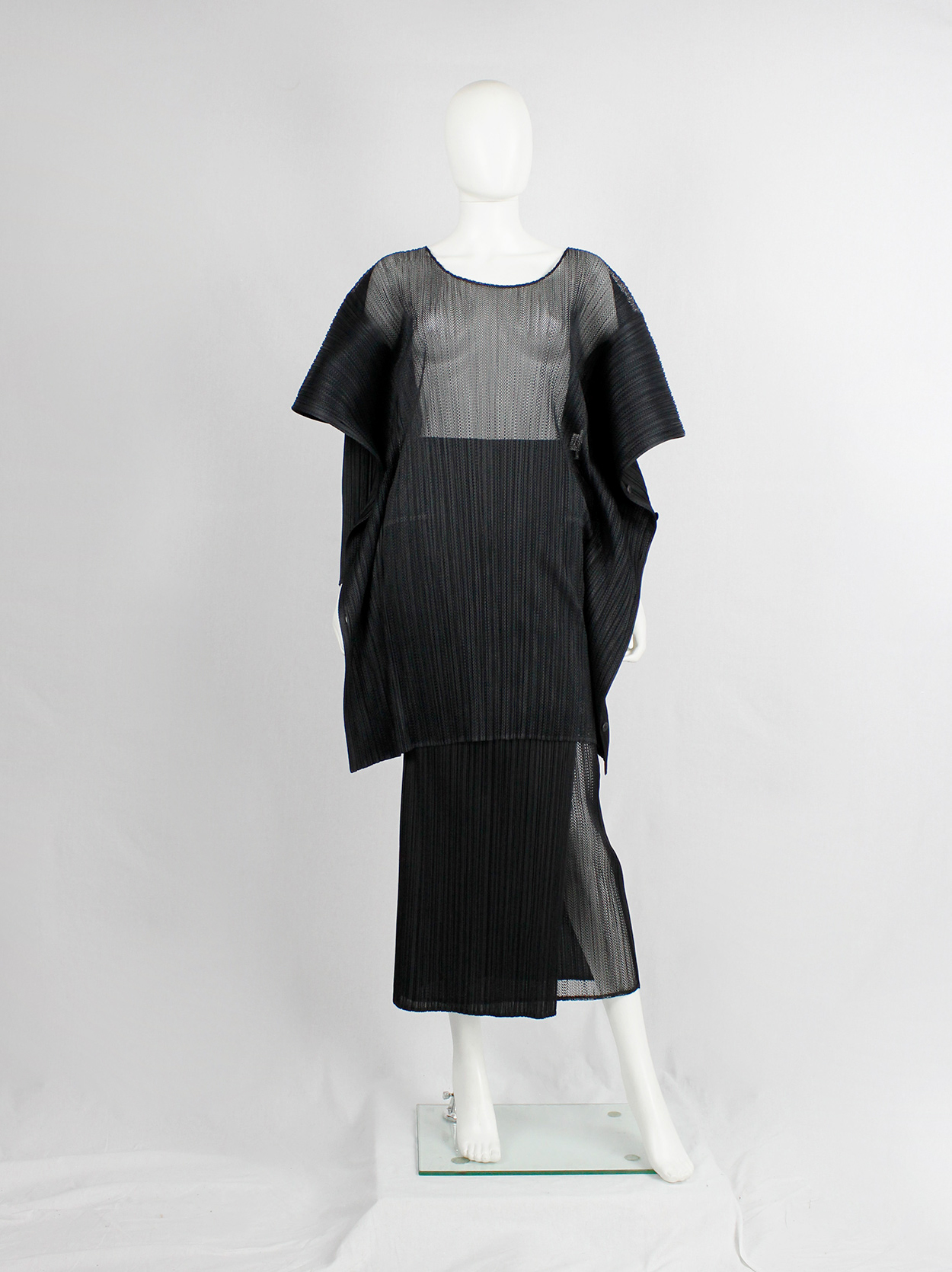 Issey-Miyake-Pleats-Please- 
