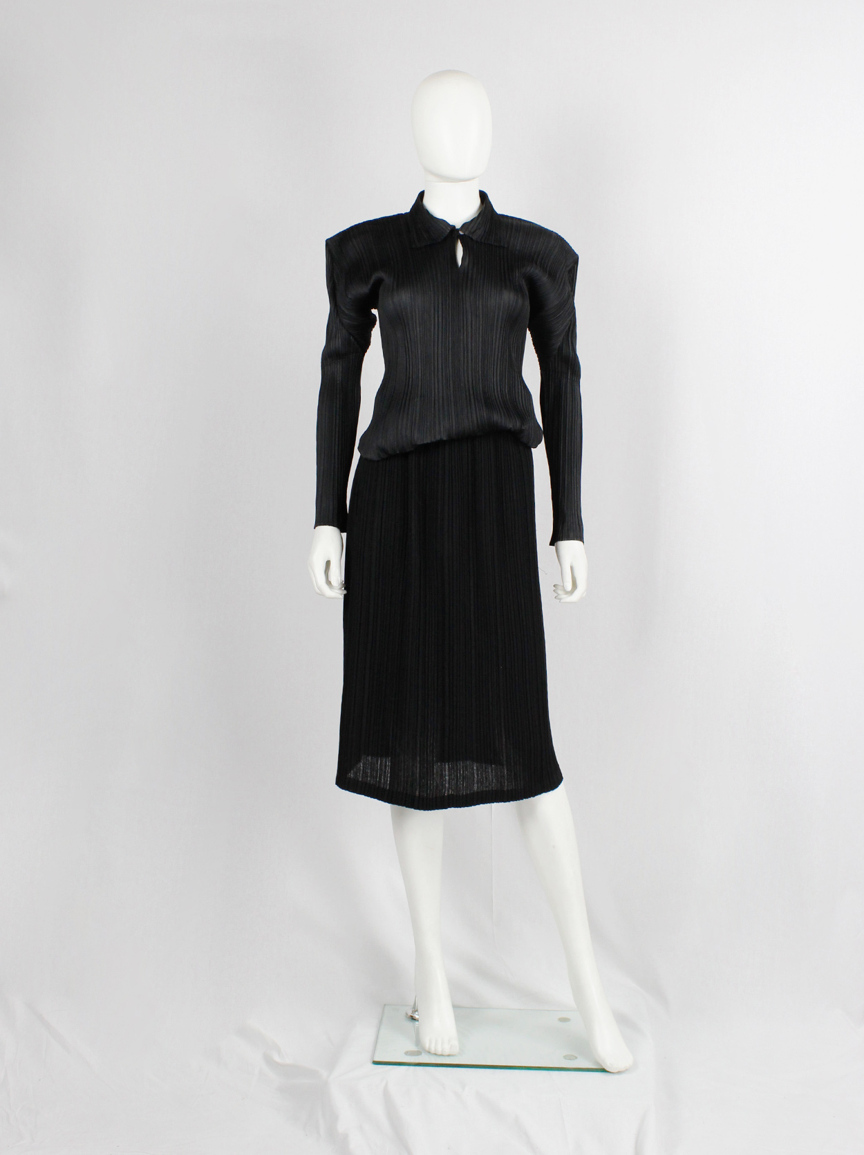 【Ki】ISSEY MIYAKE FÊTE ブラック タイトスカート　2 Issey Miyake Fête black straight midi-skirt with fine