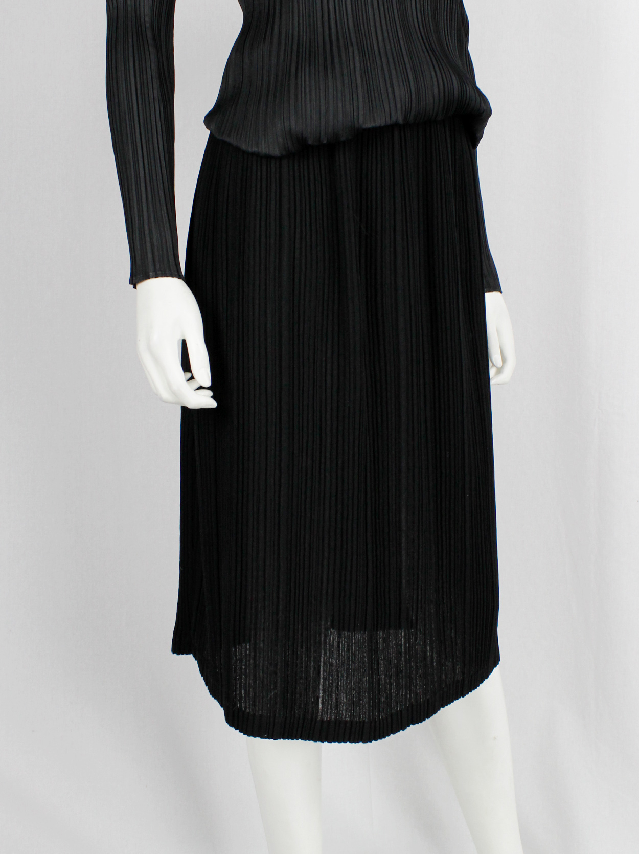 IＳＳＥＹ　M IＹＡＫＥ　　FETE スカート Issey Miyake Fête black straight midi-skirt with fine pressed