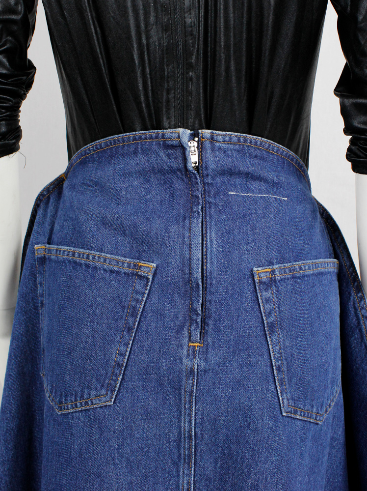 Maison Margiela MM6 denim skirt made of a two-dimensional Maison Margiela MM6 denim skirt made of a two-dimensional