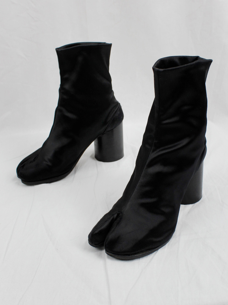MAISON MARTIN MARGIELA SATIN BOOTS 本人期 Maison Martin Margiela black classic satin tabi boots with
