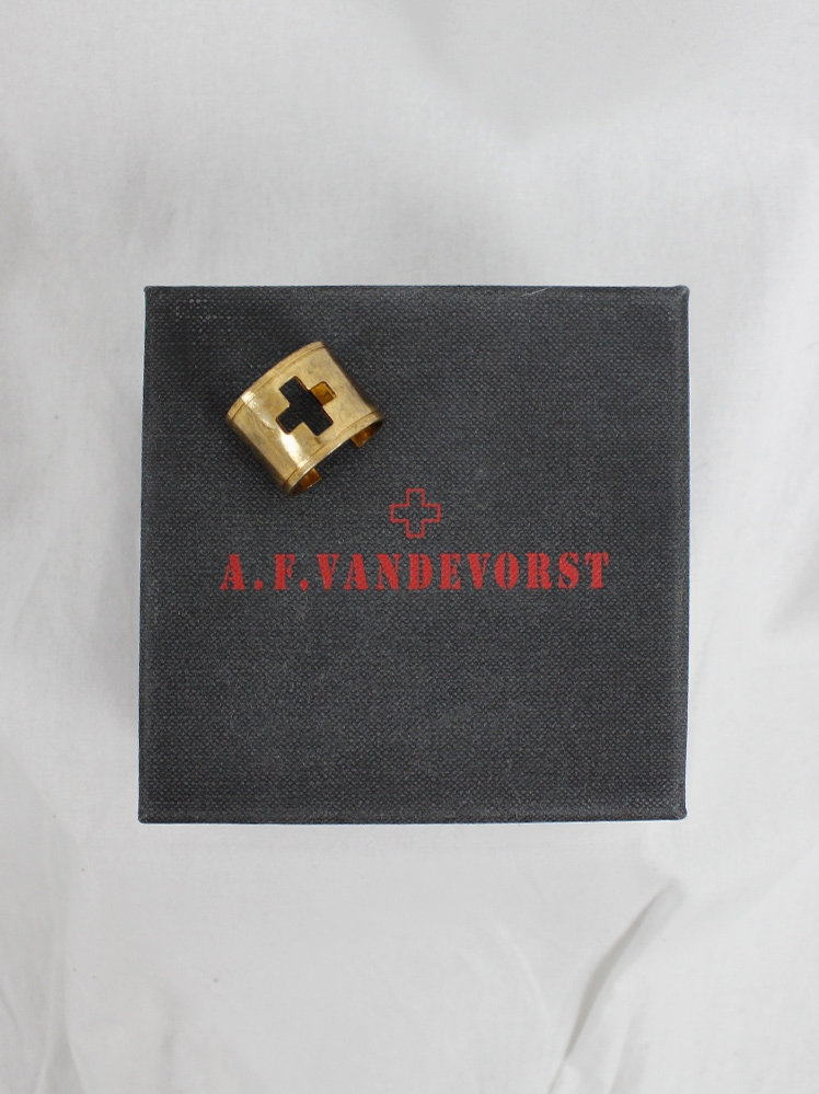 超希少❗️布張り！【A.F. Vandevorst(エーエフヴァンデヴォルスト) A.F. Vandevorst gold wide ring with punched out cross logo