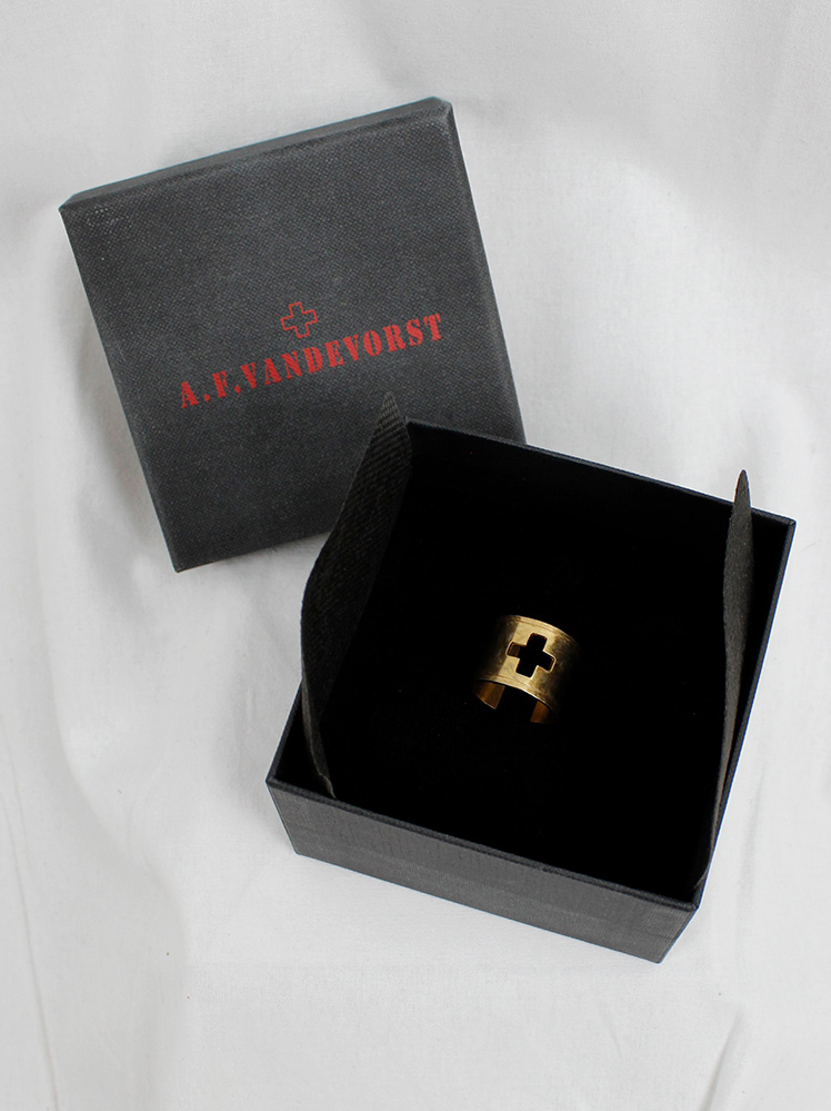 超希少❗️布張り！【A.F. Vandevorst(エーエフヴァンデヴォルスト) A.F. Vandevorst gold wide ring with punched out cross logo
