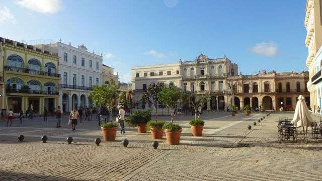 Blick auf den alten Platz (Plaza Vieja) in Havanna mit restaurierten Gebäuden aus der Kolonialzeit.