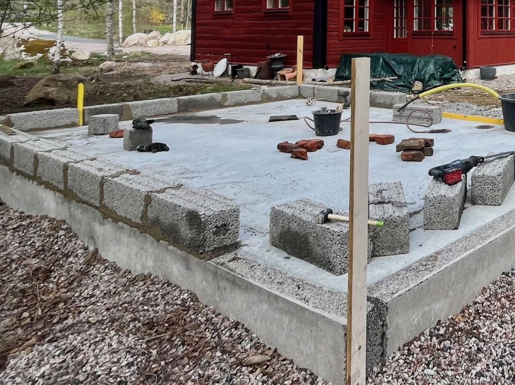 första stenar ligger på plats