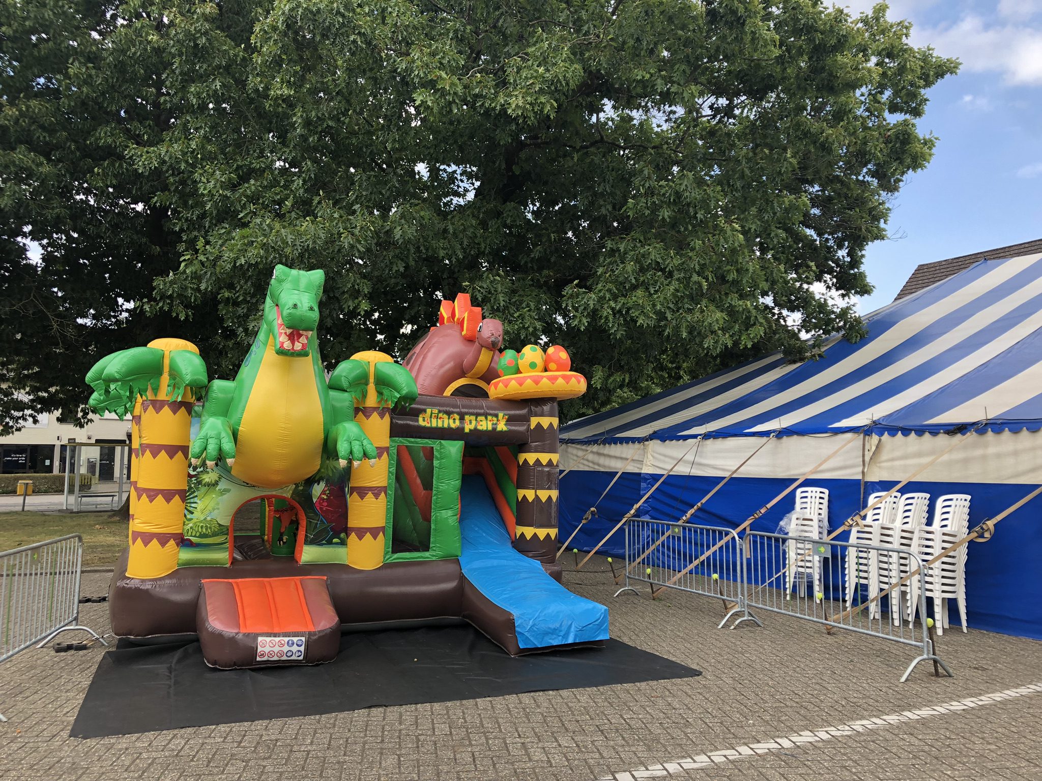 springkasteel - dino