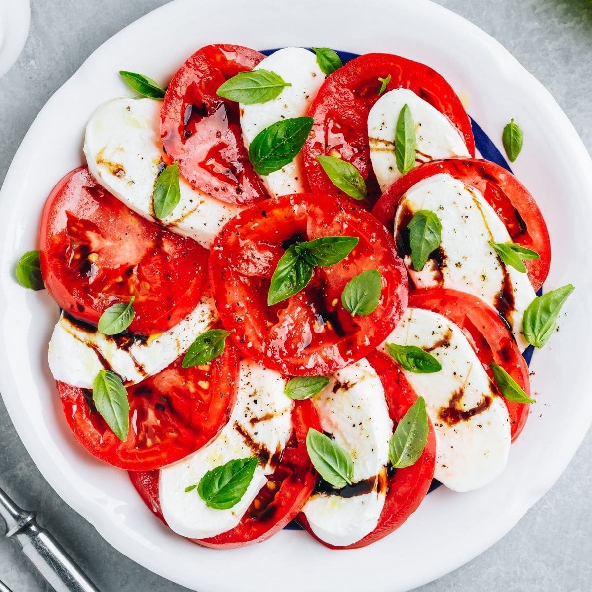 Caprese – Lyxig prisvärd tomatsallad med mozzarella och basilika