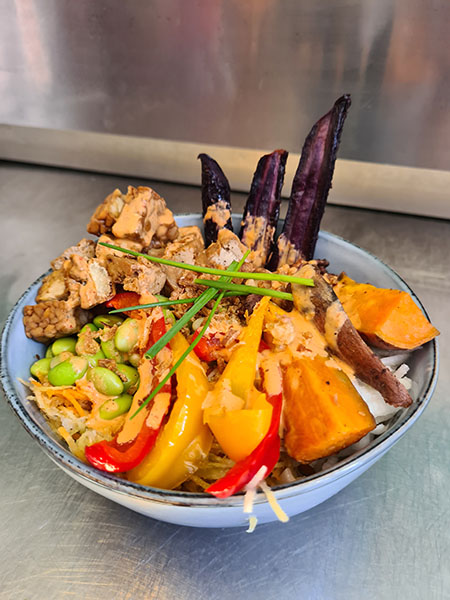 thais vegan groentegerecht in ovaal blauw bakje 