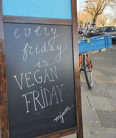 vegan friday reclamebord veganistische take away