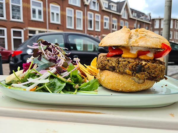 onze Vegan burger veganistische hamburger, vegan burger, homemade burger, zoete aardappel, bataat en salade