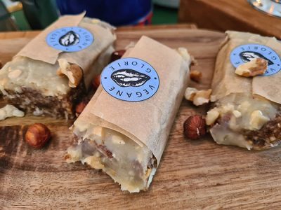 hommade vegane snickers met dadels en witte vegan chocolade vegan dessert, logo vegane glorie, vegan snickers,