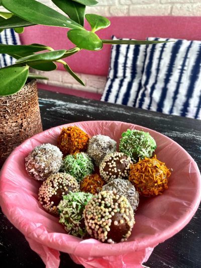 De Vegane Glorie Ballenbak kerstballen, vegan dessert, dadelballetjes